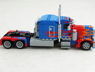 Illustration for article titled Esta réplica de Optimus Prime en Lego se puede transformar en robot